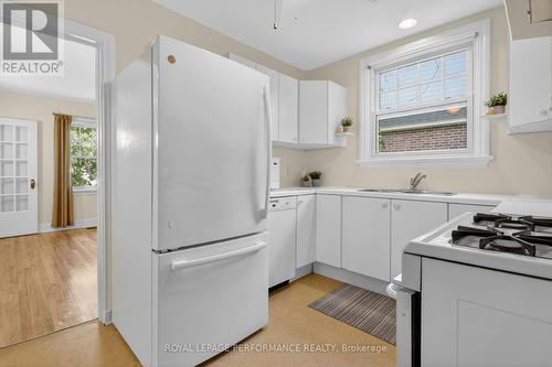 Main floor kitchen - 18 Harvard Avenue, Ottawa, ON 