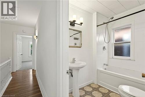 34 Edward Street, Hamilton, ON - Indoor Photo Showing Bathroom