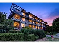 403 15357 17A AVENUE Surrey, BC V4A 1V4