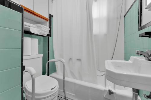Bathroom - 6790  - 6794 Rue Chatelain, Montréal (Rosemont/La Petite-Patrie), QC - Indoor Photo Showing Bathroom