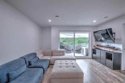 Salon - 404-10065 Rue De L'Épervier, Mirabel, QC 