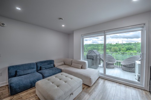 Salon - 404-10065 Rue De L'Épervier, Mirabel, QC 