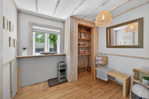Mud Room - 24 Rue Grenier, Sutton, QC 