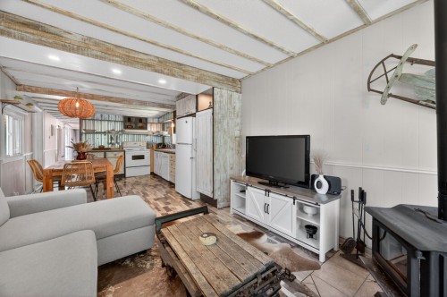 Living Room - 24 Rue Grenier, Sutton, QC 