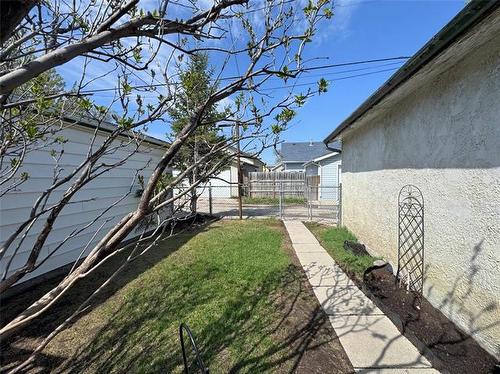 1076 Spruce St, Winnipeg, MB 