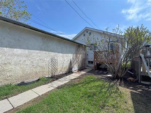 1076 Spruce St, Winnipeg, MB 