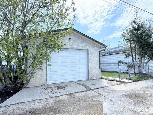1076 Spruce St, Winnipeg, MB 