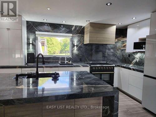48 Mill Run Gate, Uxbridge, ON - Indoor Photo Showing Kitchen With Upgraded Kitchen