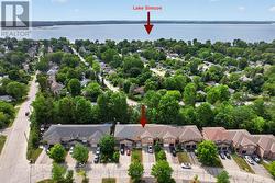 Walking distance to beautiful Lake Simcoe - 