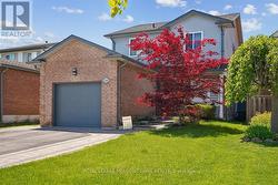 2208 HUNT CRESCENT  Burlington, ON L7M 3E4