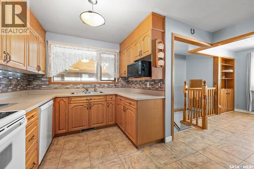 621 20Th Avenue E, Regina, SK - Indoor Photo Showing Kitchen With Double Sink