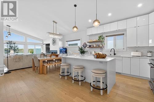 1793 Queen St E, Sault Ste. Marie, ON - Indoor Photo Showing Kitchen With Upgraded Kitchen