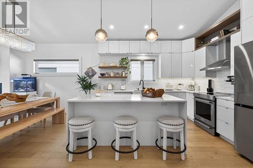 1793 Queen St E, Sault Ste. Marie, ON - Indoor Photo Showing Kitchen With Upgraded Kitchen