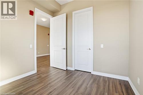 Wood-finish flooring paired with crisp white baseboards - 40 Esplanade Lane Unit# 614, Grimsby, ON 