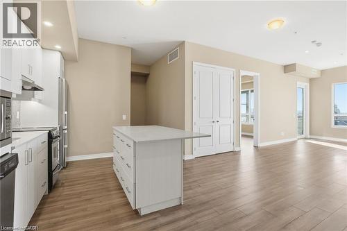 Open-concept living space with wood-finish flooring - 40 Esplanade Lane Unit# 614, Grimsby, ON 