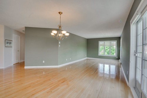 Salon - 38-99 Rue De Rouville, Gatineau (Gatineau), QC 