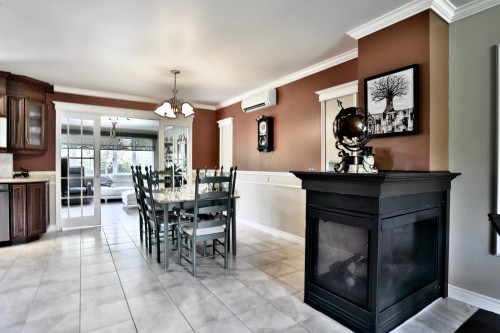 Salle à manger - 629 Rue Du Moulin, Acton Vale, QC - Indoor Photo Showing Dining Room With Fireplace