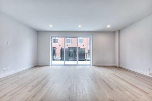 Salon - 2920 Rue Cloutier, Brossard, QC 