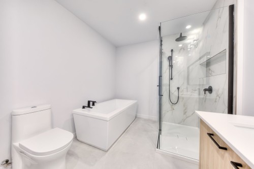 Salle de bains - 2920 Rue Cloutier, Brossard, QC 