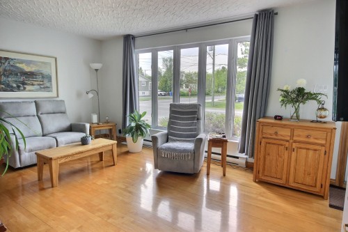 Salon - 87 Rue D'Évain, Rouyn-Noranda, QC 