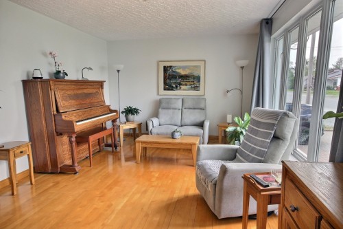 Salon - 87 Rue D'Évain, Rouyn-Noranda, QC 