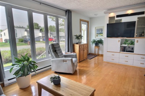 Salon - 87 Rue D'Évain, Rouyn-Noranda, QC 