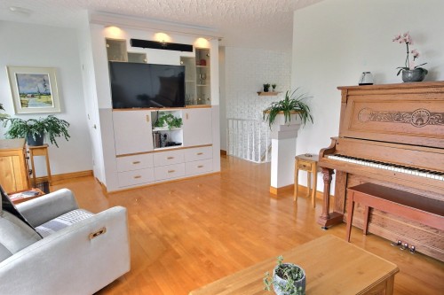 Salon - 87 Rue D'Évain, Rouyn-Noranda, QC 