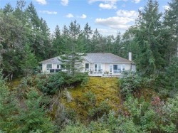 7297 Aulds Rd Lantzville, BC V0R 2H0