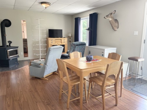 Salle familiale - 131 Ch. Des Bouleaux, Lac-Des-Écorces, QC 