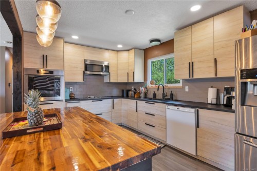 2230 Hemer Rd, Nanaimo, BC 