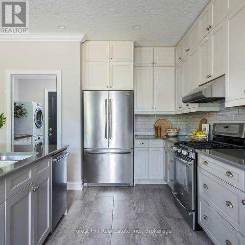21 Marta Crescent, Barrie (Ardagh), ON - Indoor Photo Showing Kitchen With Upgraded Kitchen