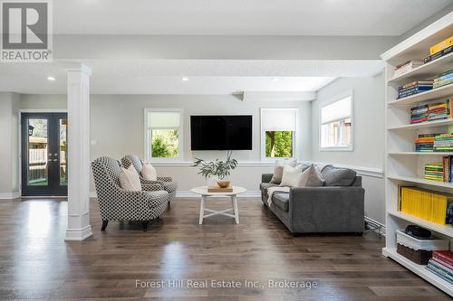 21 Marta Crescent, Barrie (Ardagh), ON - Indoor Photo Showing Living Room