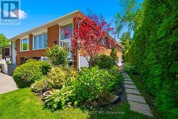 705 EAGLEMOUNT CRESCENT  Mississauga, ON L5C 1N8