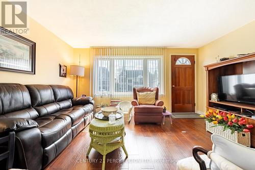 1986 Guild Road, Pickering, ON - Indoor Photo Showing Living Room