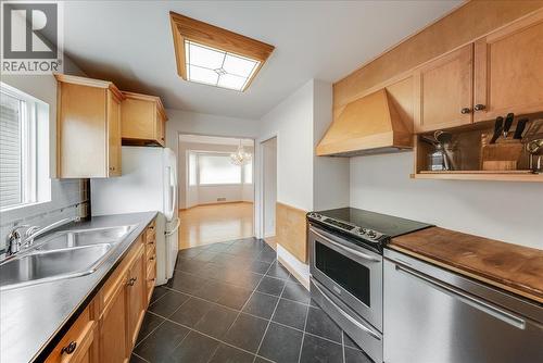 945 Thackeray Street, Warfield, BC 