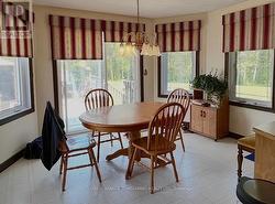 Breakfast nook - 
