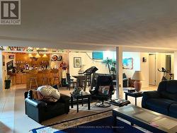 Lots of space for entertaining - 