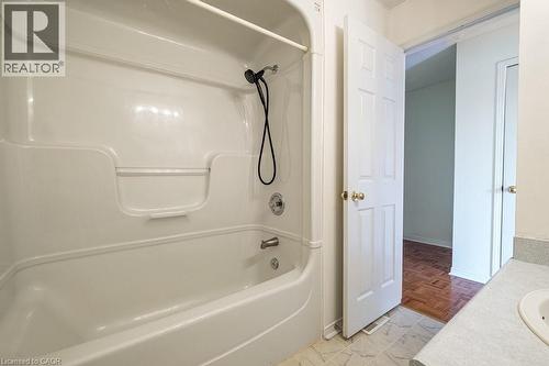 266 Limeridge Road E Unit# 10, Hamilton, ON - Indoor Photo Showing Bathroom