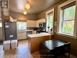 Kitchen and eat in - 