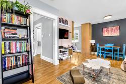 Apartment living/dining Area - 
