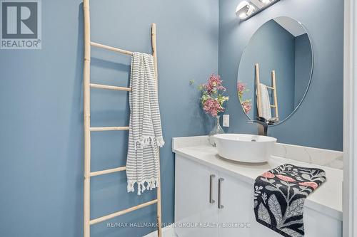 Powder Room - 559 Mutual Street, Ottawa, ON 