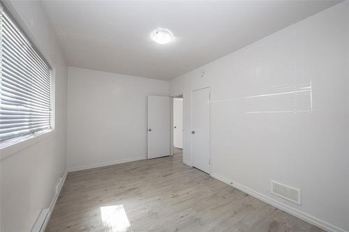 816 St Matthews Avenue, Winnipeg, MB 