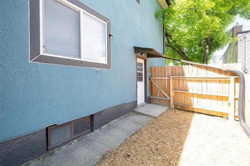 816 St Matthews Avenue, Winnipeg, MB 