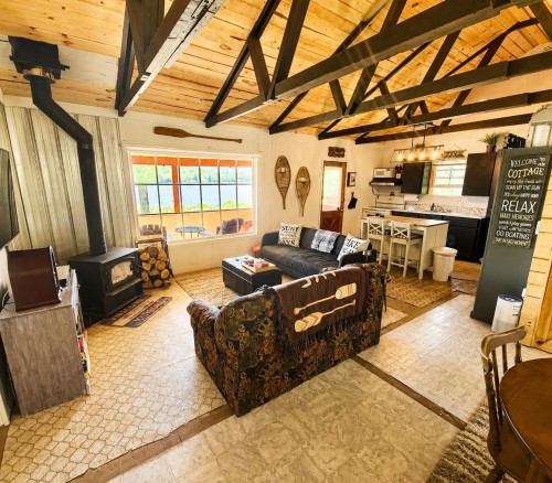 Salon - 86 Ch. Du Lac-Murray, Aumond, QC 