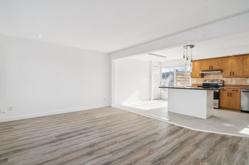 Salon - 600 Rue De La Neuve-France, Saint-Jean-Sur-Richelieu, QC - Indoor Photo Showing Kitchen