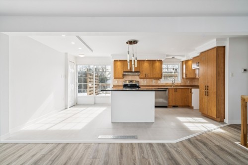 Cuisine - 600 Rue De La Neuve-France, Saint-Jean-Sur-Richelieu, QC - Indoor Photo Showing Kitchen With Upgraded Kitchen