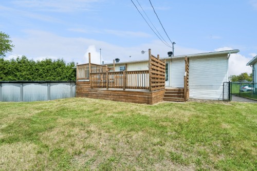 Cour - 600 Rue De La Neuve-France, Saint-Jean-Sur-Richelieu, QC - Outdoor With Above Ground Pool
