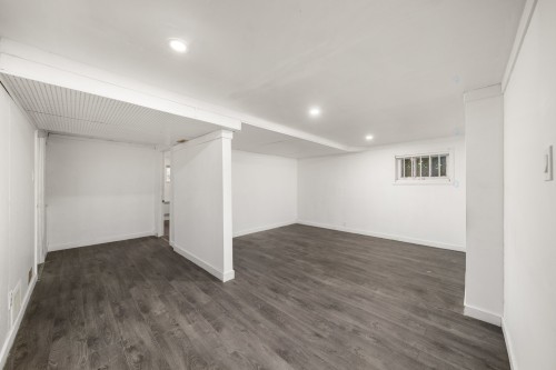 Salle familiale - 2130 Rue Arbour, Brossard, QC 