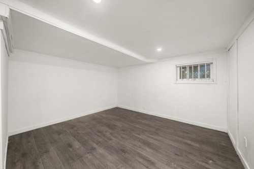 Salle familiale - 2130 Rue Arbour, Brossard, QC 
