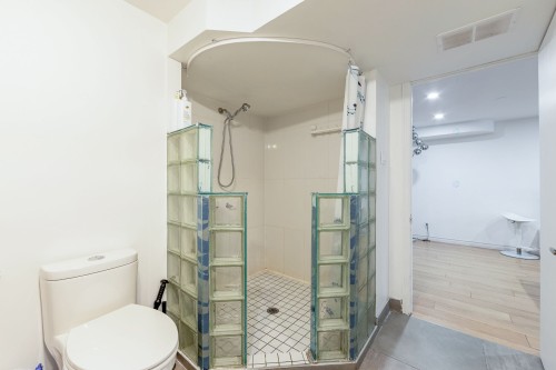 Bathroom - 6025 Rue Parent, Brossard, QC 